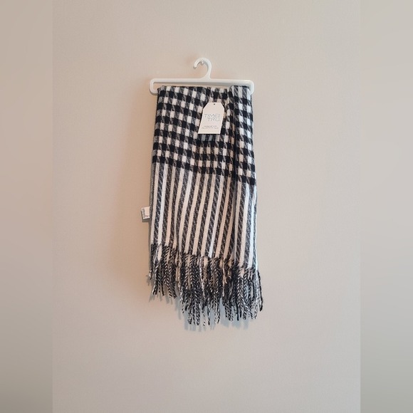 Time and Tru Accessories - Time and Tru Black White Houndstooth‎ Blanket Scarf Fringe One Size NWT